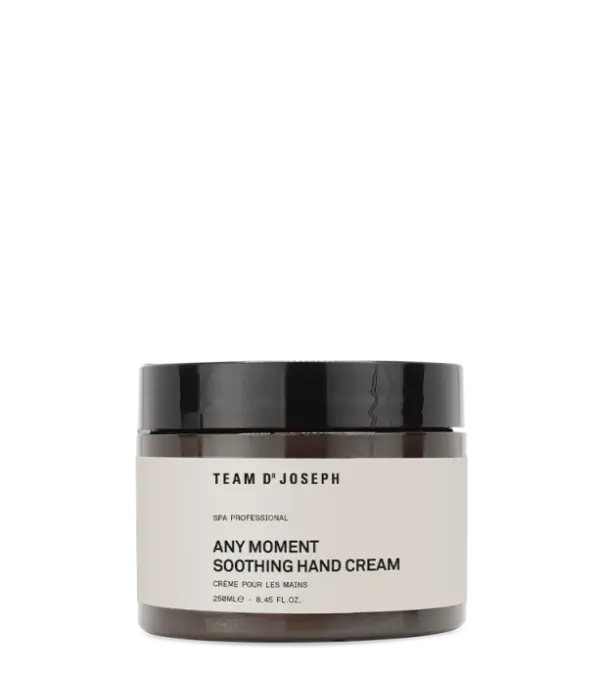 Tragen Sie die reichhaltige Feuchtigkeitspflege morgens und abends nach der Gesichtsreinigung, der Verwendung eines Somi und nach dem Auftragen der Augenpflege auf Gesicht, Hals und Dekolleté auftragen. Es genügt eine hselnussgroße Menge.